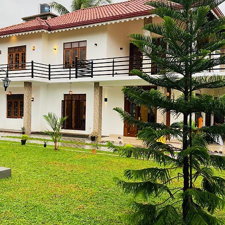 Ahasna Airport Villa Negombo Buitenkant foto