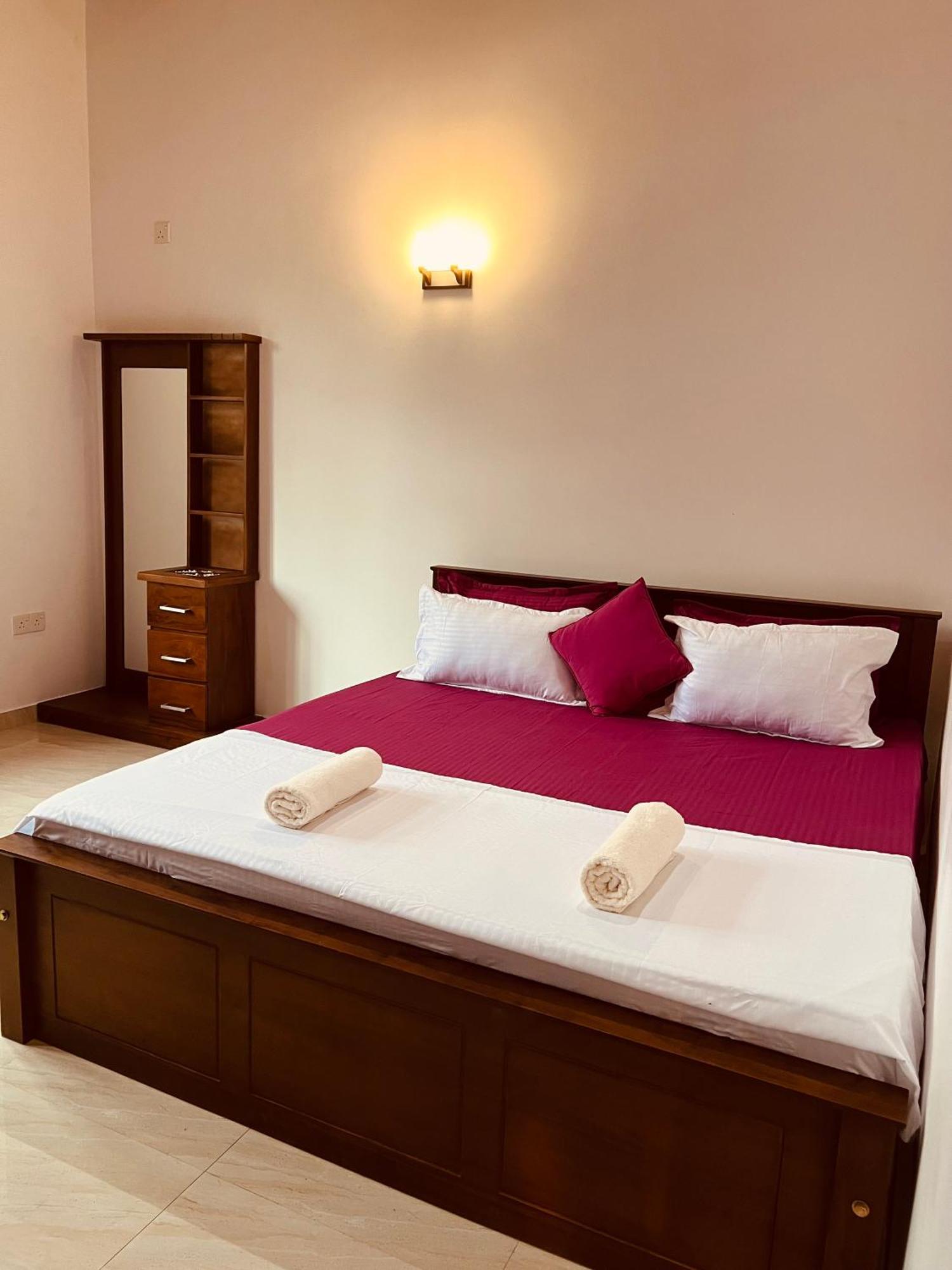 Ahasna Airport Villa Negombo Buitenkant foto