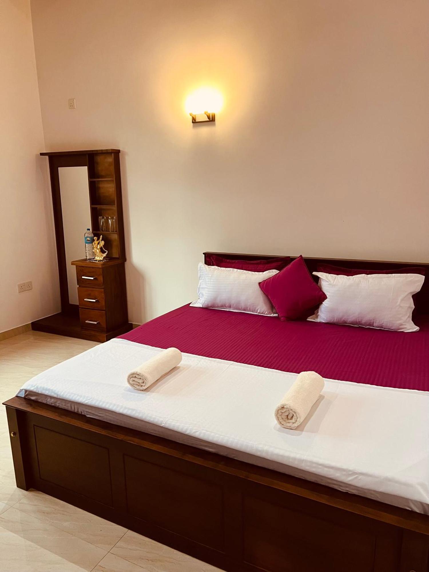 Ahasna Airport Villa Negombo Buitenkant foto