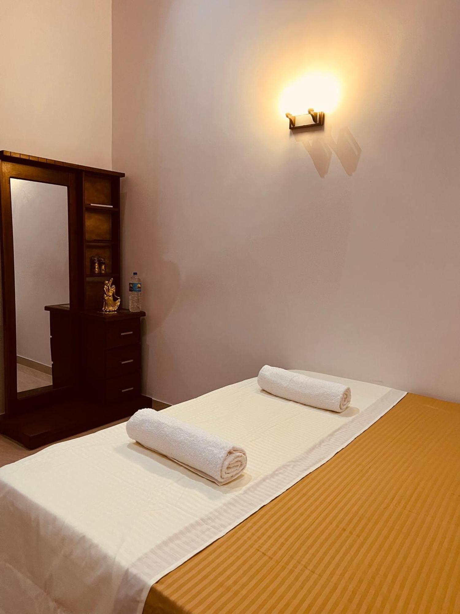 Ahasna Airport Villa Negombo Buitenkant foto