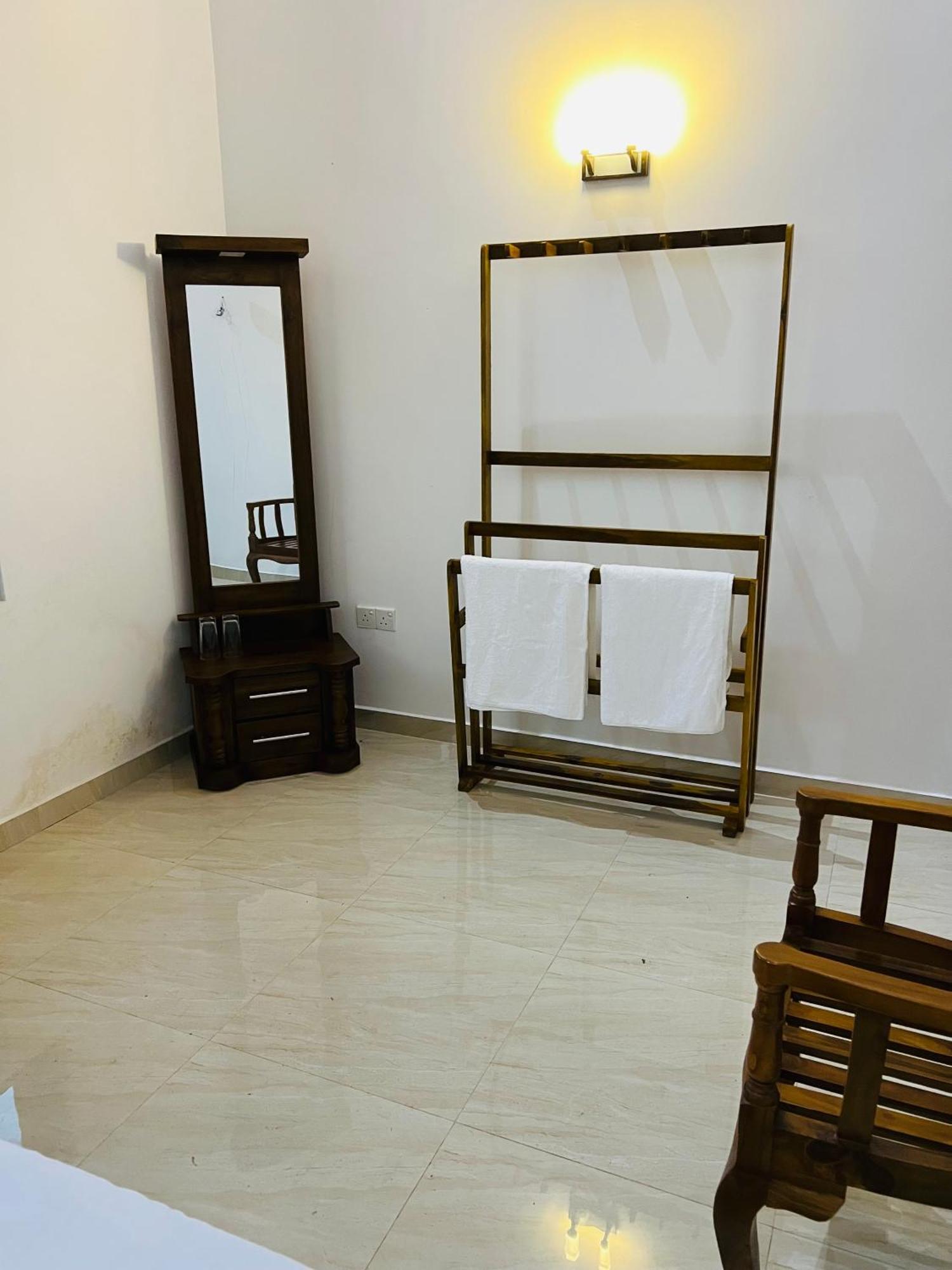Ahasna Airport Villa Negombo Buitenkant foto