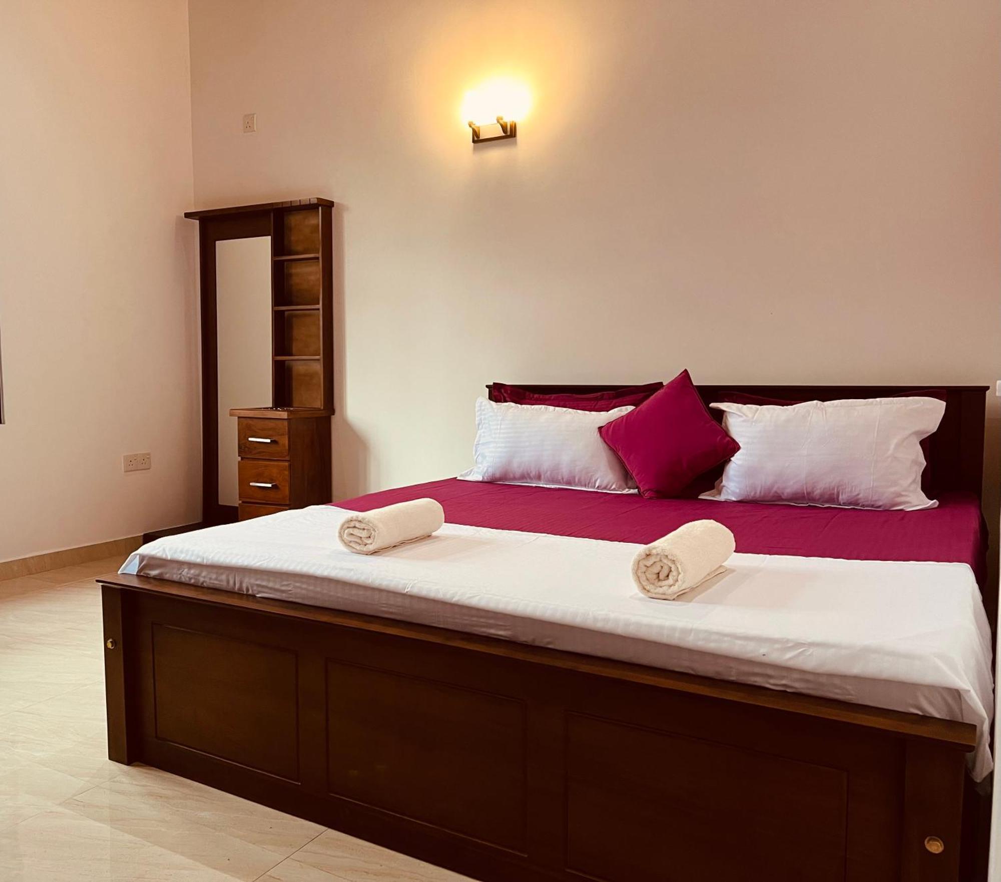 Ahasna Airport Villa Negombo Buitenkant foto