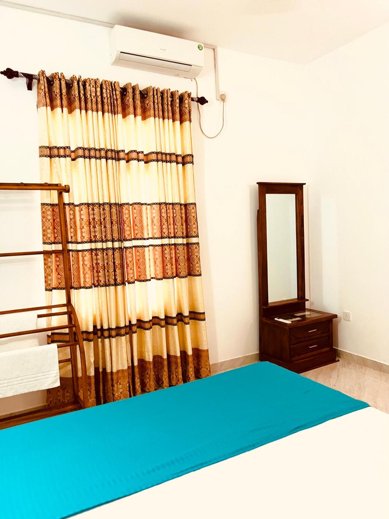 Ahasna Airport Villa Negombo Buitenkant foto
