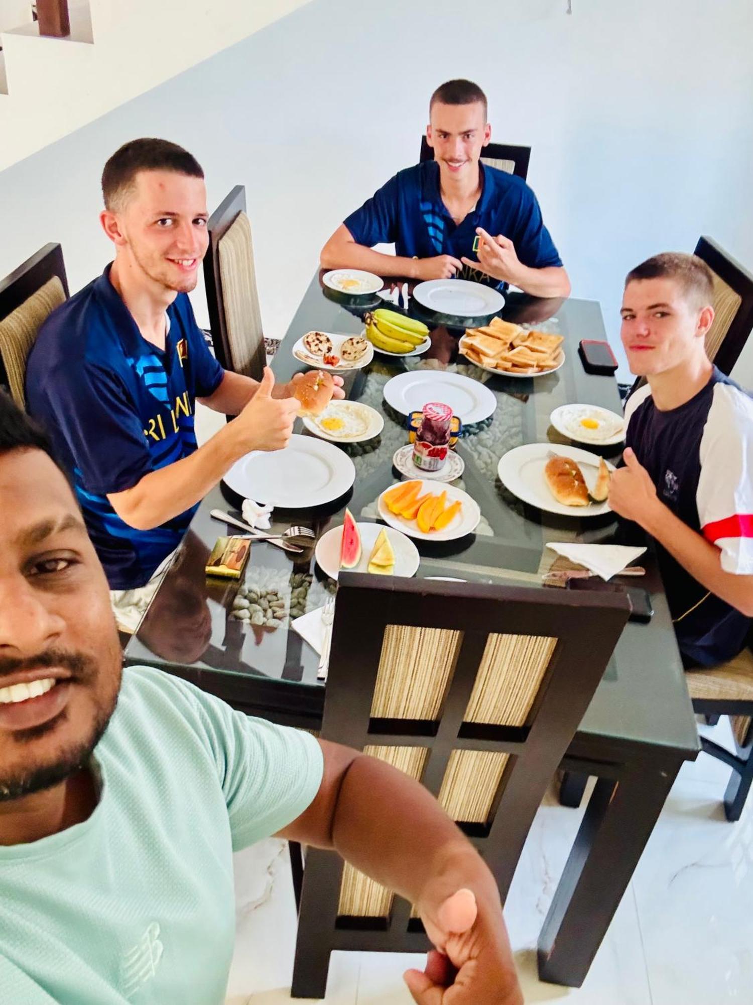 Ahasna Airport Villa Negombo Buitenkant foto
